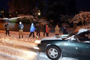 学校前、雪を楽しむ学生